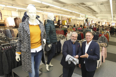 Modekette K&L eröffnet neu - Rüdiger Herrmann (links), K&L-Verkaufsdirektor, und Rainer Biller, Geschäftsführer des Möbelhauses, freuen sich über den gemeinsamen Neustart.