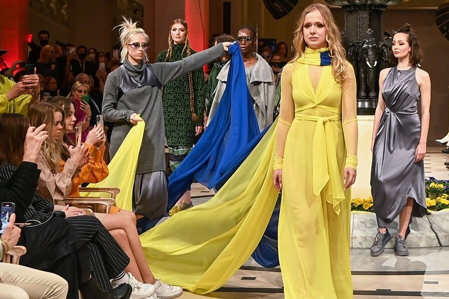 Model setzt politisches Zeichen zur Modenschau - Die aus der Ukraine geflüchtete Tänzerin Nataliia Ovcharova bildete - gekleidet in ihre Landesfarben - das starke Schlussbild der Show von Designerin Anja Gockel zur Fashion Week in Berlin.