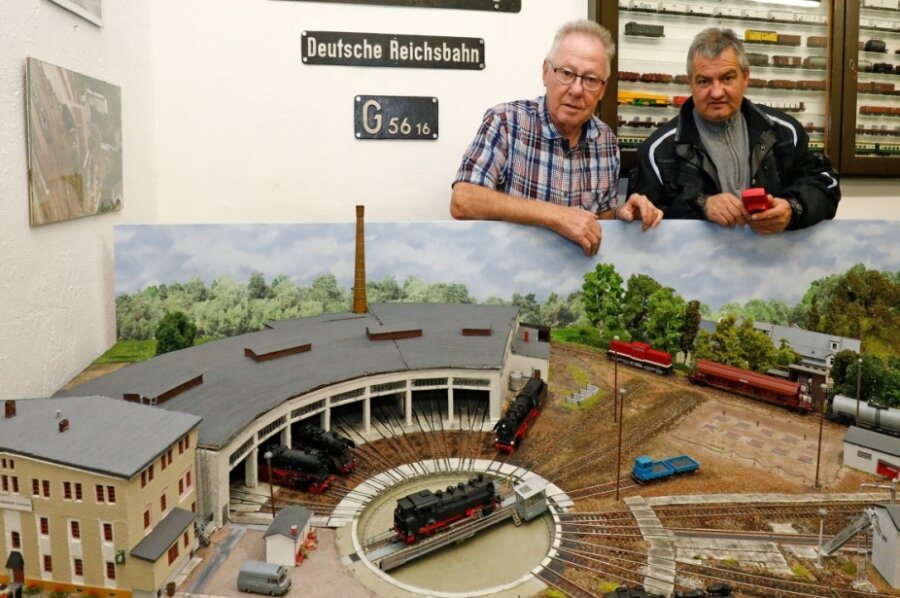 Modellbahner setzen auf 2G-Regel - Jürgen Horst (li.) und Mike Sorber an der Anlage, die das Glauchauer Bahnbetriebswerk zeigt.