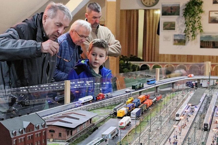 Modellbahnschau in Netzschkau fasziniert kleine und große Gäste - Rainer Heinrich aus Steinpleis zeigt seinem Enkel Raphael (5) die Anlage mit Zügen aus der Gegenwart.