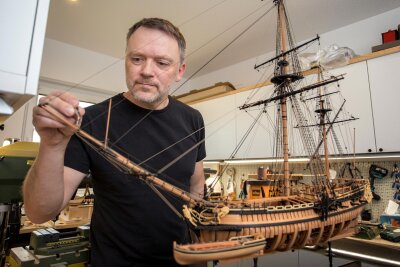 Modellbauer aus dem Erzgebirge erobert mit Mörserschiff Siegerpokal - Maik Schönherr hat mit dem Schiff „La Salamandre“ einen Modellbauwettbewerb gewonnen.