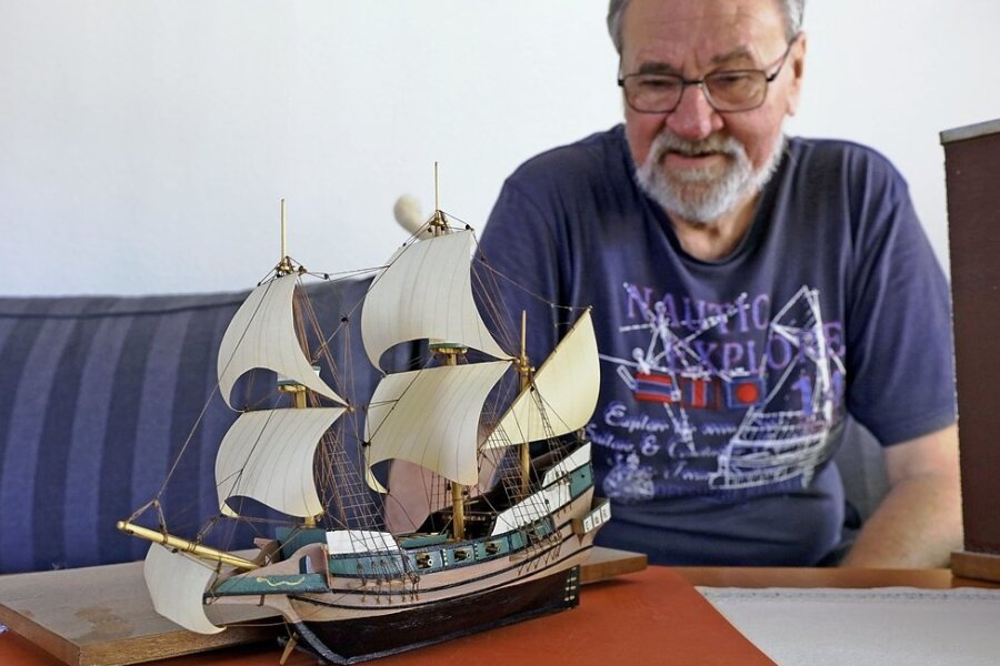 Das Werk und sein Macher: Manfred Fähnrich baut mit der Präzision eines Uhrmachers detailgetreue Schiffsmodelle. Dafür ist das Kinderzimmer zum Hobbyraum geworden. 