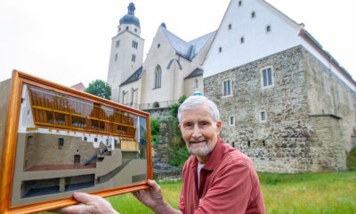 Modellbauer übergibt zum Mittelalterfest Geschenk an Verein - 