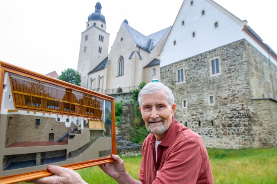 Modellbauer übergibt zum Mittelalterfest Geschenk an Verein - 