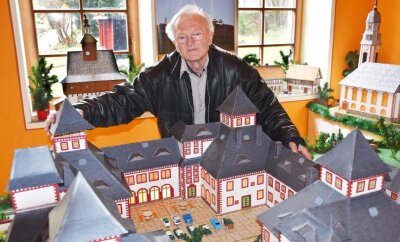 Modellbauer wollen Neuheiten präsentieren - Günther Siegert mit einem Modell der Augustburg. 