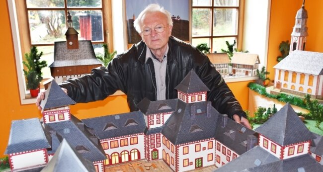 Modellbauer wollen Neuheiten präsentieren - Günther Siegert mit einem Modell der Augustusburg. 