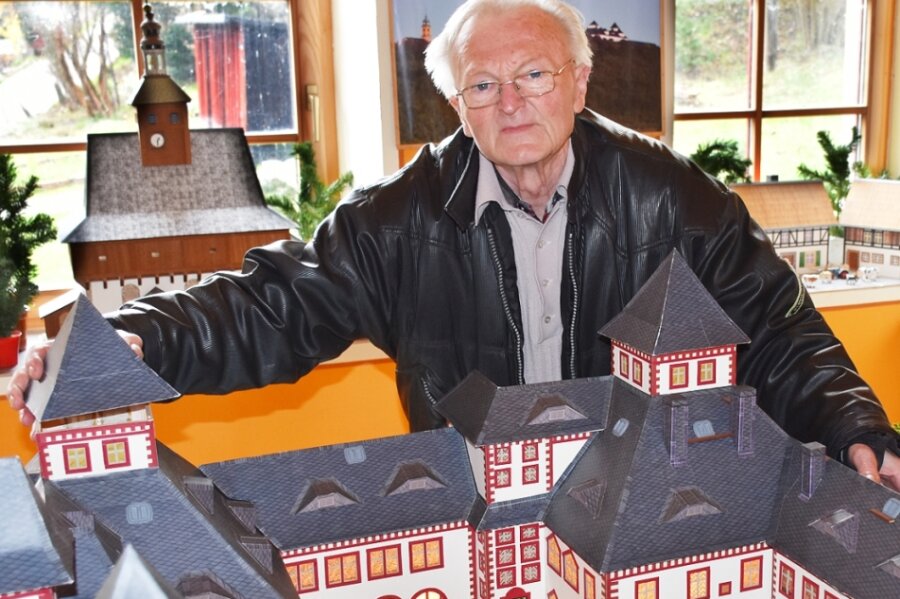 Modellbauer wollen Neuheiten präsentieren - Günther Siegert mit einem Modell der Augustusburg. 