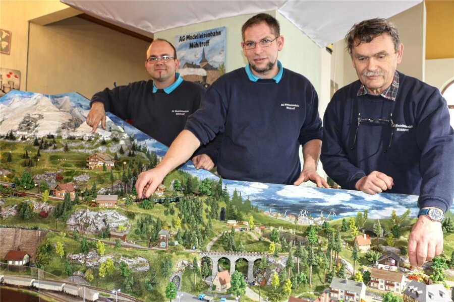 Modelleisenbahnen rollen in Mühltroff - Daniel Urban, AG-Vorsitzender Kay Merx und Reiner Zeh (von links) präsentieren eine der Clubanlagen der Mühltroffer.