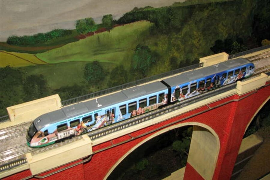 Modelleisenbahner laden nach Greiz ein - Zug auf dem Modell der Elstertalbrücke.