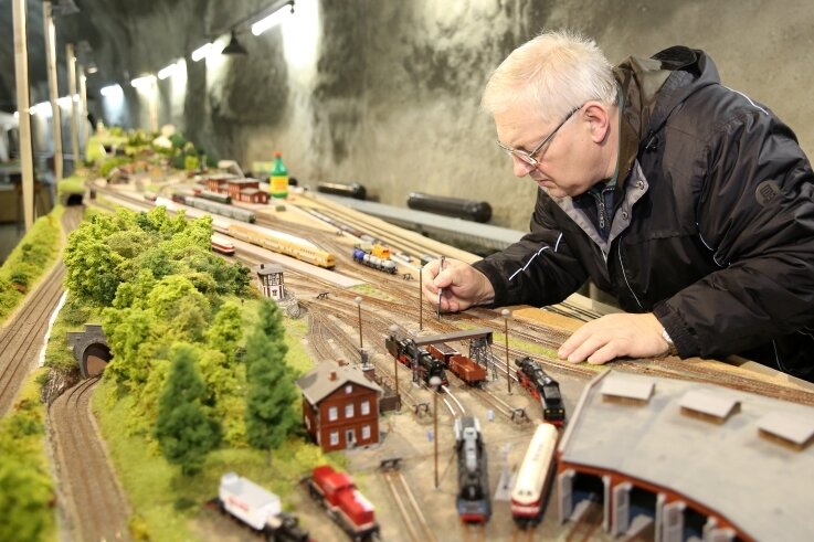 Modelleisenbahner mit Personalsorgen - Ende November 2016: Peter Friese vom Schwarzenberger Modelleisenbahn-Club beim Aufbau einer Anlage im Schlosstunnel. 