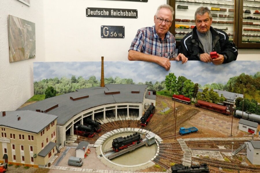 Modelleisenbahner setzen auf die 2G-Regel - Jürgen Horst (li.) und Mike Sorber an der Anlage, die das Glauchauer Bahnbetriebswerk zeigt.
