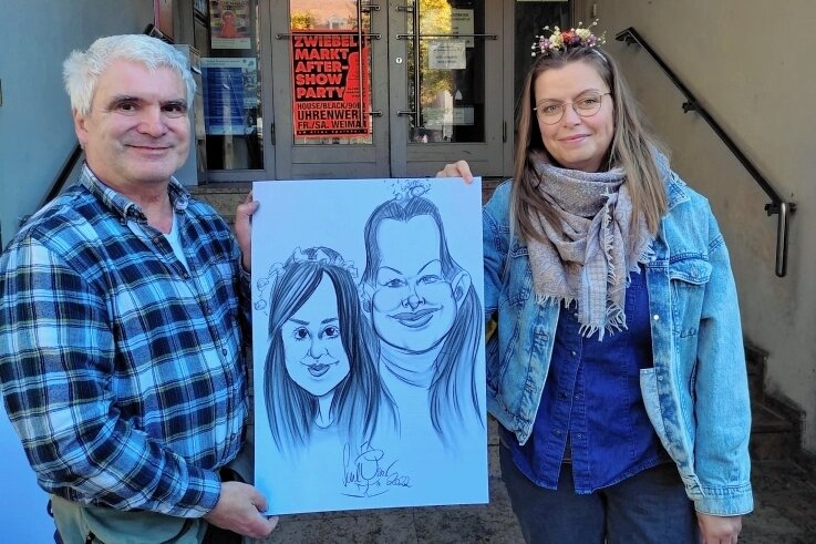Models stehen bei Karikaturisten Schlange - Der Karikaturist Silvio Schlosser hat jüngst Petra Kellner und Töchterlein Frida auf seine ganz eigene Art porträtiert. 