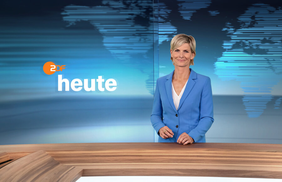 Moderationstische aus Hennersdorf stehen bei ZDF heute und RTL Aktuell - Barbara Hahlweg vor dem Tisch aus Augustusburg.