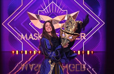 Moderatorin Nazan Eckes überrascht als singender Robo-Hund - Als "Mysterium" verkleidet sang Vanessa Mai "Texas Hold 'Em" der US-Sängerin Beyoncé.