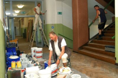 Moderne Heizung und neue Möbel - Maler, Tischler und Fliesenleger nutzen in der Eliteschule des Wintersports in Jöhstadt die Sommerferien für ihre Arbeiten.