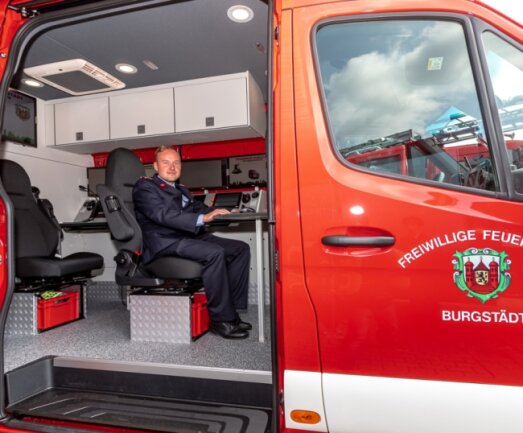 Feuerwehrmann Martin Bothen bedient im neuen Einsatzleitwagen der Burgstädter Freiwilligen Feuerwehr einen der beiden im Fahrzeug installierten Computer-Arbeitsplätze. 