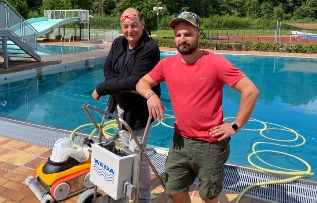 Haben gemeinsam die Feinabstimmung des neuen Saugroboters vorgenommen: Schwimmmeister Christian Schubert (rechts) und Norbert Kannmann von der Weda-Wassertechnik Magdeburg. 