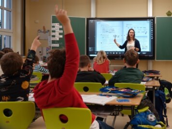 Moderne Technik hilft Grundschülern in Coronazeiten - Maria Beyerlein mit der Klasse 2 b: Interaktive Tafeln gehören an der Reinsdorfer Grundschule jetzt zum Standard.
