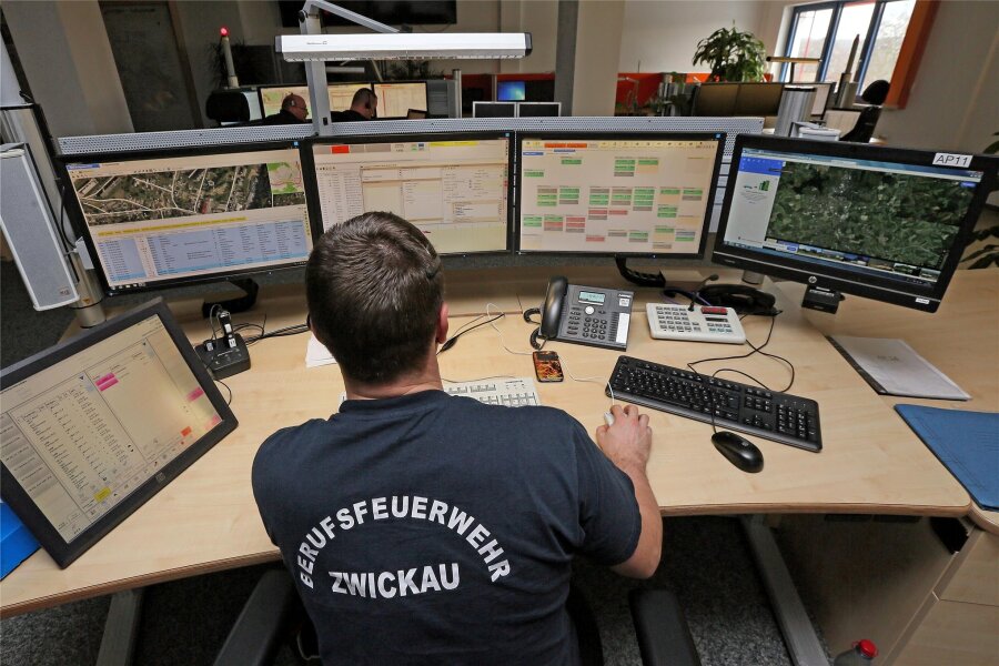 Moderne Technik im Skoda löst Fehlalarm aus: Rettungsdienst und Feuerwehr fahren umsonst in die Nordvorstadt in Zwickau - Blick in die Rettungsleitstelle der Berufsfeuerwehr in Zwickau.