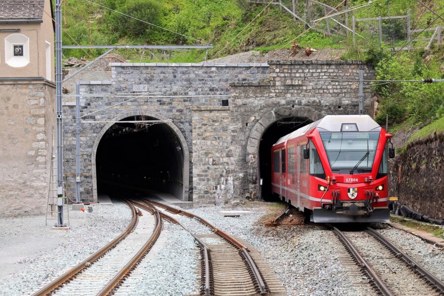 Moderner und sicherer: Neuer Albulatunnel in Betrieb - Moderner geht es jetzt sechs Kilometer durch den neuen Albulatunnel.