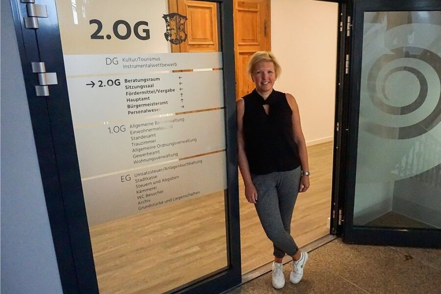 Tanja Meisel, Bauverantwortliche im Markneukirchner Rathaus, an einer der neuen Türen zwischen Fluren und Treppenhaus. Sie geben mehr Licht, mehr Sicherheit und mehr Informationen für Rathaus-Besucher. 
