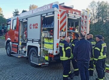 Modernes Fahrzeug für Neuhausener Feuerwehr - Aus Baden-Württemberg ins Erzgebirge: Mitglieder der Neuhausener Feuerwehr freuen sich über ein modernes Löschfahrzeug. 