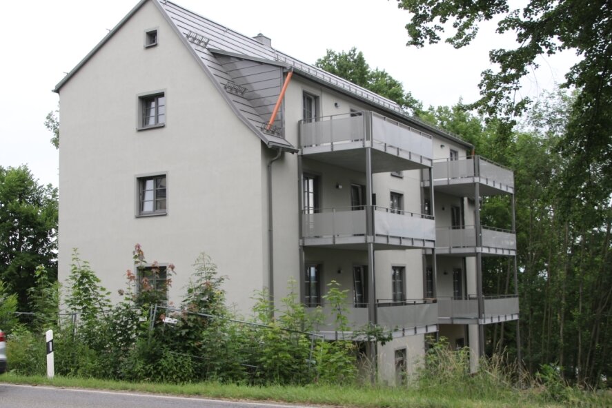 Modernes Wohnen in alter Feuerwache - Die ehemalige Feuerwache in Augustusburg wandelt sich in ein modernes Wohnhaus. Sechs Zwei- und Dreizimmerwohnungen mit je einem großen Balkon sind entstanden. 