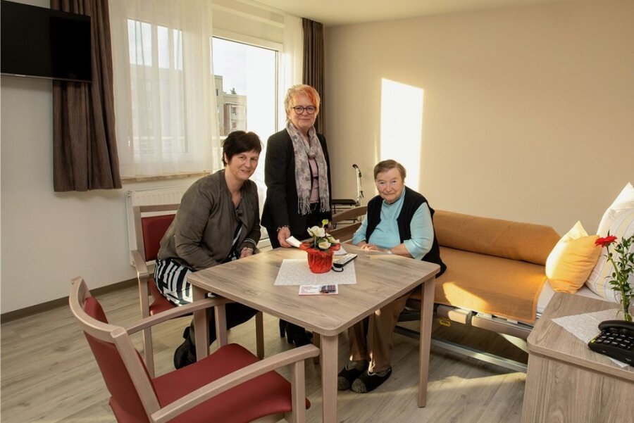Modernes Zuhause für Senioren eingeweiht: Warum im "Sonnenhof" nach der Sanierung weniger Menschen leben - Bewohnerin Sigrid Krube freut sich über ihr neues Zuhause. Neben ihr: Einrichtungsleiterin Susen Rösch (links) und Kathrin Lämmerhirt von der Bauorganisation. 