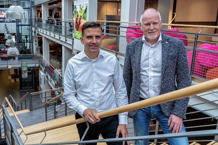 Möbel Seidel investiert in Fotovoltaik - Tilo Seidel (links) und Detlef Kluge führen gemeinsam die Geschäfte des Einrichtungshauses Möbel Seidel in Auerbach. 