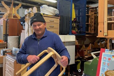 Möbelbörsen als rettender Quell: "Heb' auf" - macht schnelle Hilfe möglich - Stephan Ficker und seine Möbelbörse in Grünhain sind legendär. Jetzt, da so viele Kriegsflüchtlinge aus der Ukraine ein Bett oder einen Schrank brauchen, kann er helfen. Denn sein Möbellager ist voll. 