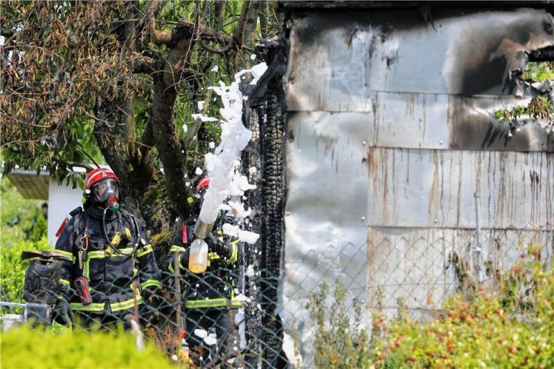 Mögliche Explosion Feuer vernichtet Geräteschuppen in Plauener