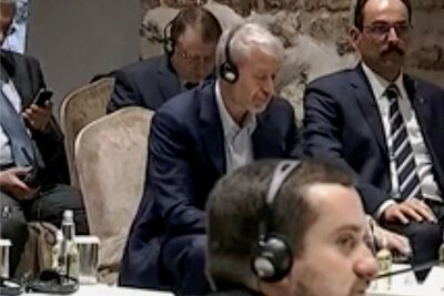 Möglicher Giftanschlag auf russischen Milliardär Abramowitsch - Roman Abramowitsch (Mitte) hört während der Verhandlungen zwischen Vertretern von Russland und der Ukraine in Istanbul dem türkischen Präsidenten Recep Tayyip Erdogan zu.