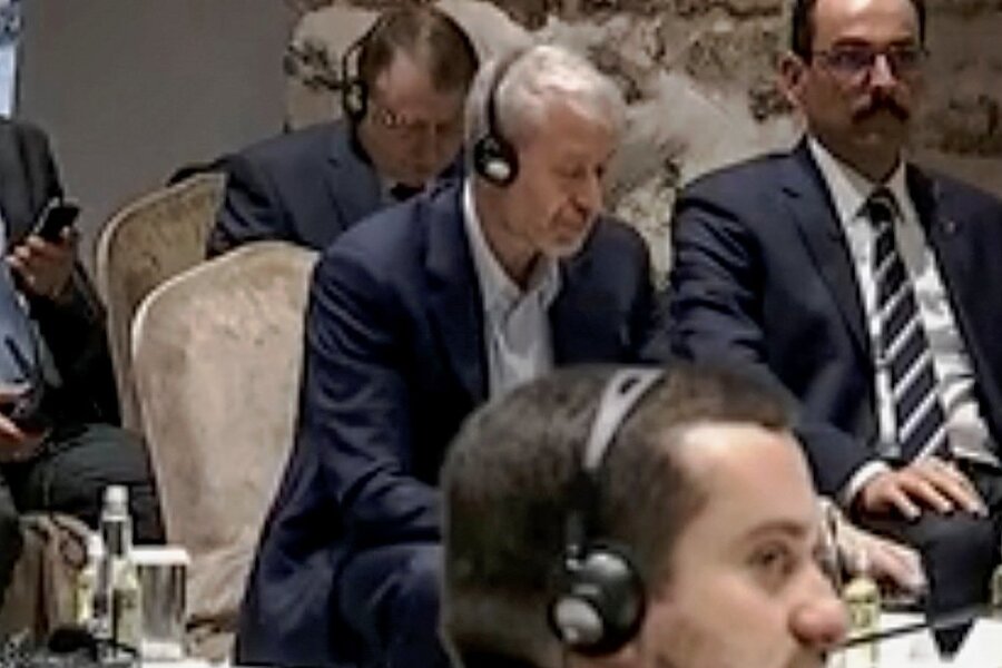 Roman Abramowitsch (Mitte) hört während der Verhandlungen zwischen Vertretern von Russland und der Ukraine in Istanbul dem türkischen Präsidenten Recep Tayyip Erdogan zu.