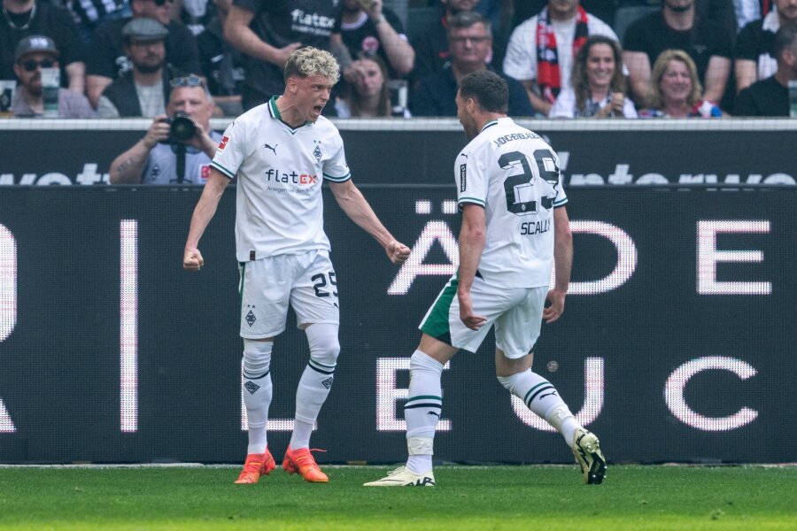 Mönchengladbach nach 1:1 gegen Frankfurt endgültig gerettet - Gut in Form: Gladbachs Robin Hack (l) traf beim 1:1 gegen Frankfurt erneut.