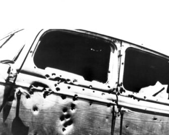 Mörderische Ikonen - Bonnie und Clyde starben vor 90 Jahren - Mit weit über hundert Kugeln durchsiebte die Polizei das Fahrzeug, in dem Bonnie und Clyde starben.