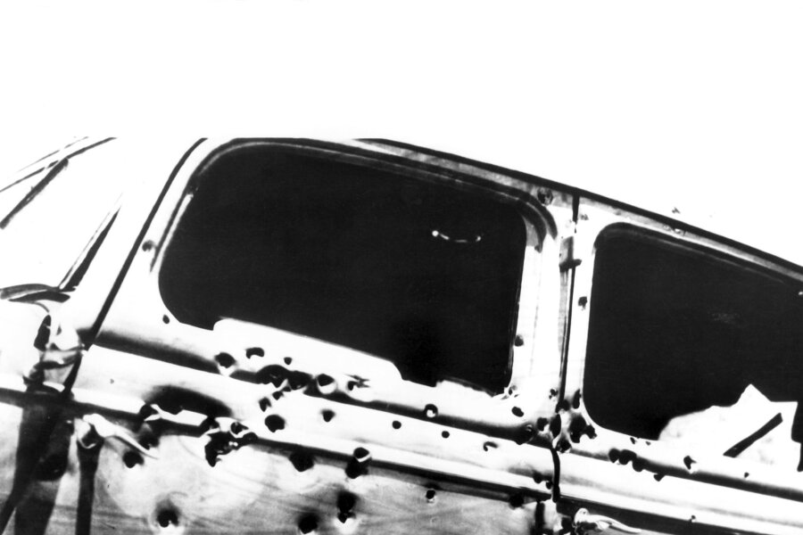 Mörderische Ikonen - Bonnie und Clyde starben vor 90 Jahren - Mit weit über hundert Kugeln durchsiebte die Polizei das Fahrzeug, in dem Bonnie und Clyde starben.