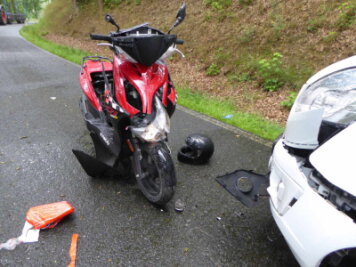 Mofa-Fahrer wird bei Unfall schwer verletzt - 