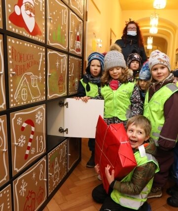 Unter anderen Mädchen und Jungen aus der Kita "Tausendfüßler" fanden im Dezember Geschenke im großen Adventskalender im Oberlungwitzer Rathaus.