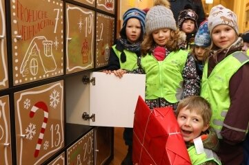 Unter anderen Mädchen und Jungen aus der Kita "Tausendfüßler" fanden im Dezember Geschenke im großen Adventskalender im Oberlungwitzer Rathaus.
