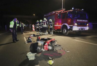 Mofafahrer bei Unfall in Chemnitz verletzt - Die Feuerwehr sichert die Unfallstelle auf der Blankenauerstraße in Chemnitz.