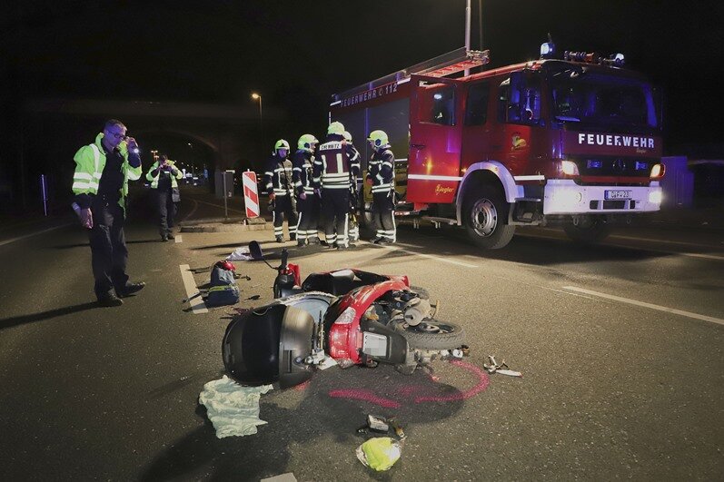Mofafahrer bei Unfall in Chemnitz verletzt - Die Feuerwehr sichert die Unfallstelle auf der Blankenauerstraße in Chemnitz.