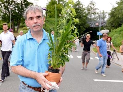 Mollath ist frei: Prozess wird neu aufgerollt - Gustl Mollath verlässtmit einer Topfpflanze in der Hand das Bezirkskrankenhaus in Bayreuth.