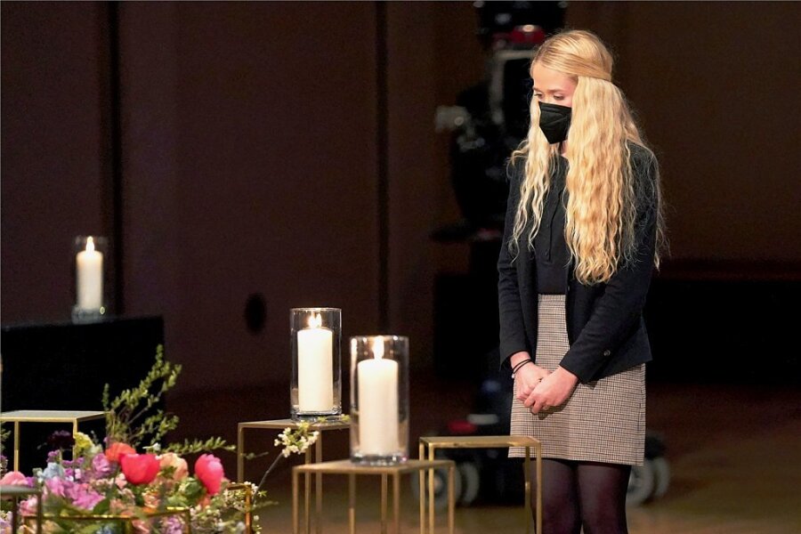 Finja Wilkens vertrat bei der Gedenkfeier im Berliner Konzerthaus am Gendarmenmarkt jene Hinterbliebenen, deren Angehörige nicht am Coronavirus gestorben sind, die wegen der Pandemie ihre Lieben aber nicht in den letzten Lebenstagen begleiten konnten.
