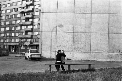 Glücklicher Moment auf einer Bank. Aufnahme im tschechischen  Ostrau aus dem Jahre 1981
