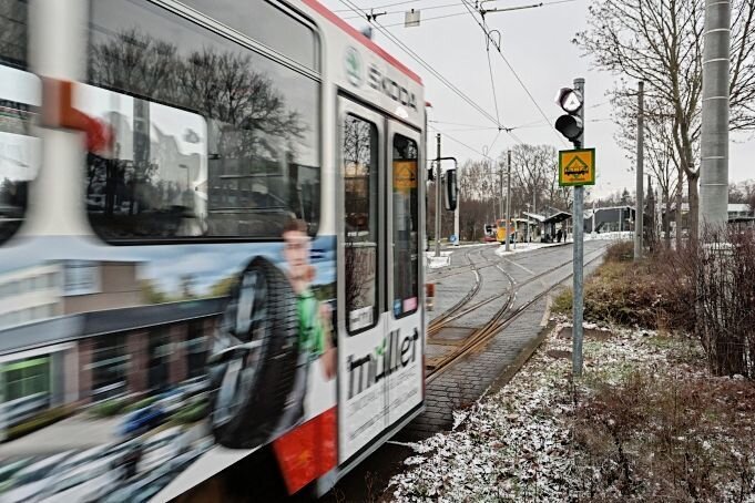 Monatelang Schienenersatzverkehr für Straßenbahnlinie 3 in Zwickau - Am Dreischienengleis zwischen Stadthalle und Glück-Auf-Center müssen Weichen ausgetauscht werden. 