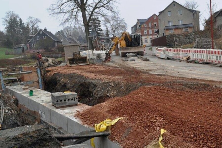 Monatelange Umleitung hat für Auerbach bald ein Ende - Die Baustelle teilt Auerbach, denn sie macht eine Vollsperrung der Hauptstraße und eine weiträumige Umleitung erforderlich. 