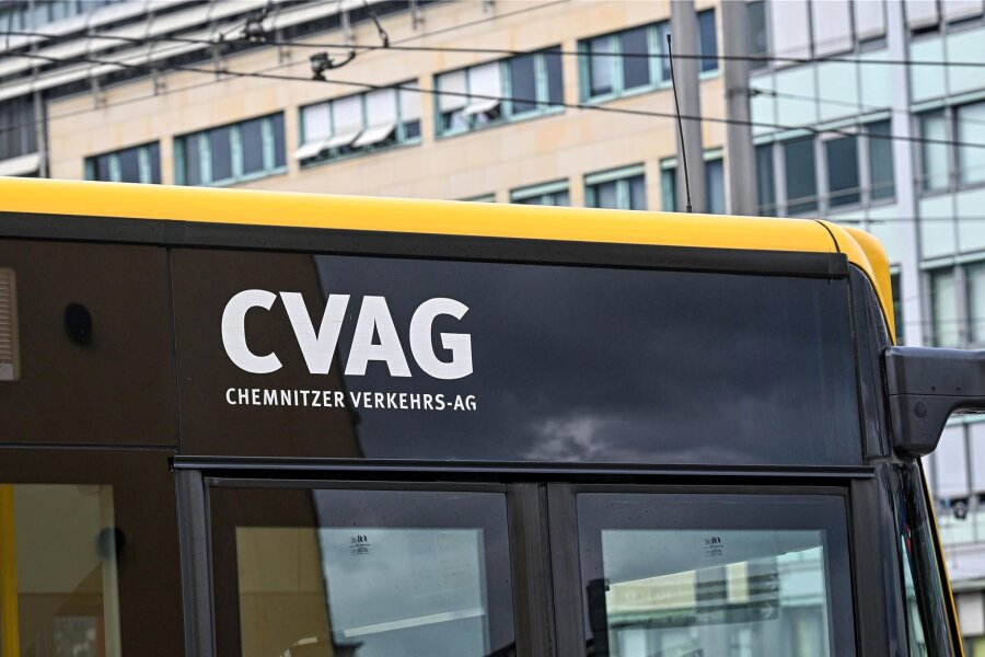 Monatskarte für Bus und Bahn gefälscht: Mann aus Chemnitz wollte sie gegen Geld zurückgeben - Eine gefälschte CVAG-Monatskarte umtauschen lassen? Ein Mann hat es versucht und steht nun vor Gericht