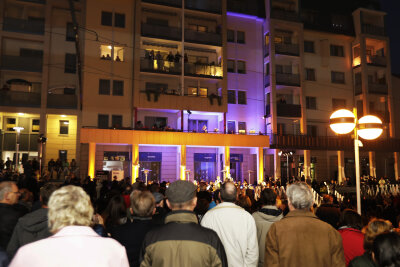 "Mondscheinserenade" in Plauen: Premiere ein voller Erfolg - Zum Klassik-Open-Air-Konzert am Samstagabend in Plauen spielten Musiker teilweise auf Balkonen von Privatwohnungen.