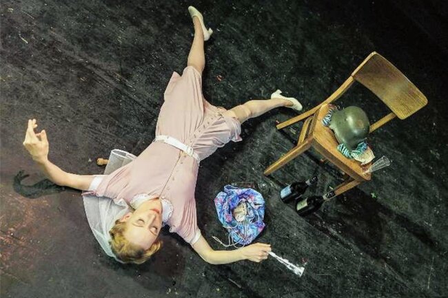 "Monodramen 3" am Theater Plauen: Vom Deutschtum auf kleiner Bühne - Julia Hell verzweifelt in "Monodramen 3" als Braut Hilde an der Frage, was von einer Frau erwartet wird. 