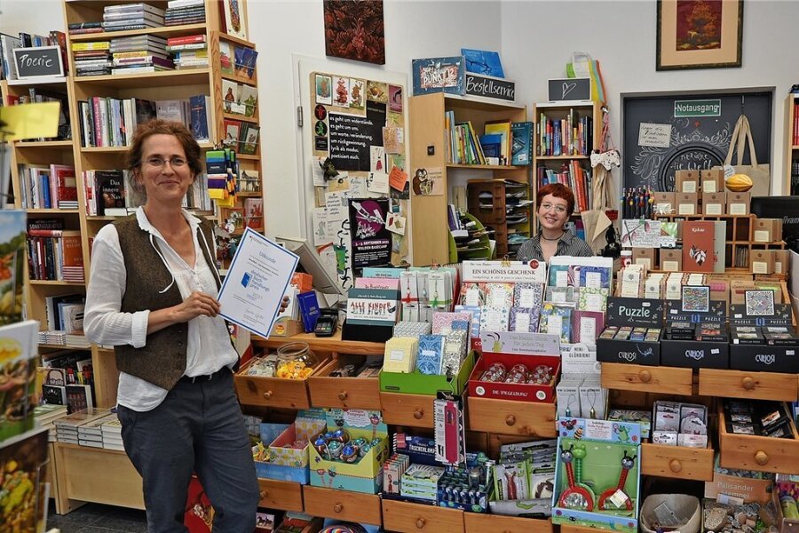 Diana Winkler (links) und ihre Mitarbeiterin Liska Rulff sind stolz auf den Preis als "besonders herausragende Buchhandlung". 